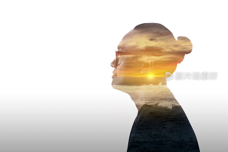 一个年轻人的双重曝光图像和海洋上的日落