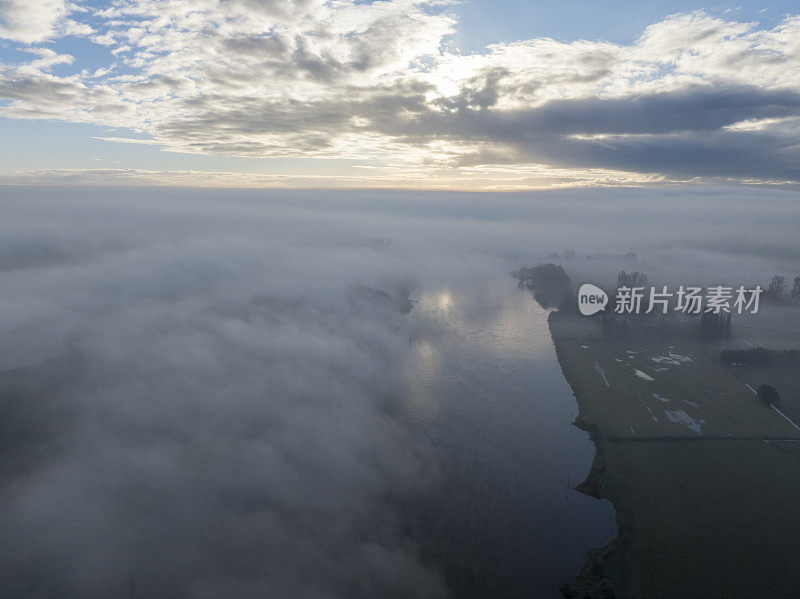 秋天，雾蒙蒙的艾塞尔河鸟瞰图