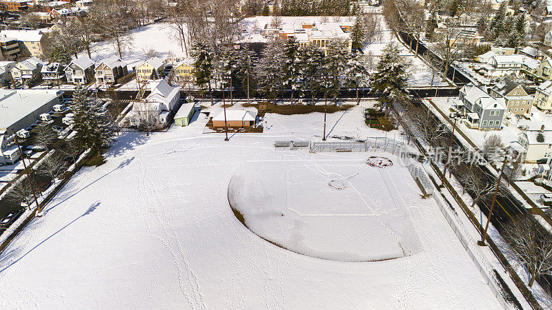 雪域运动场位于住宅区的中心。位于新泽西州麦迪逊的白人社区，住宅区和教育大楼林立