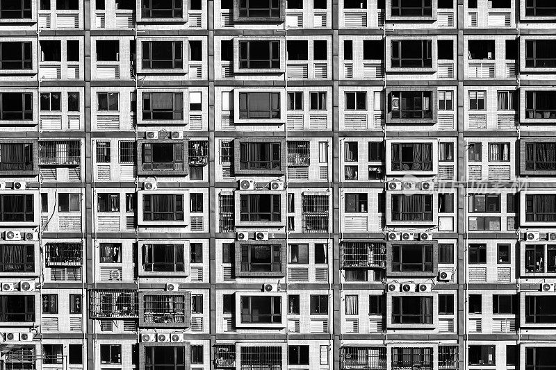 黑白相间的城市住宅建筑