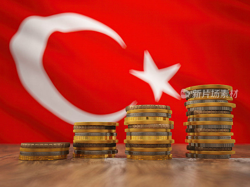 以突厥国旗为背景的一堆硬币。金融与经济概念