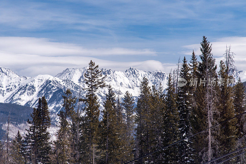 美国科罗拉多州韦尔天空度假胜地的雪山景色。