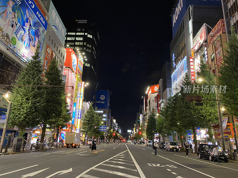 日本-东京-秋叶原区-被彩色霓虹灯照亮的街道