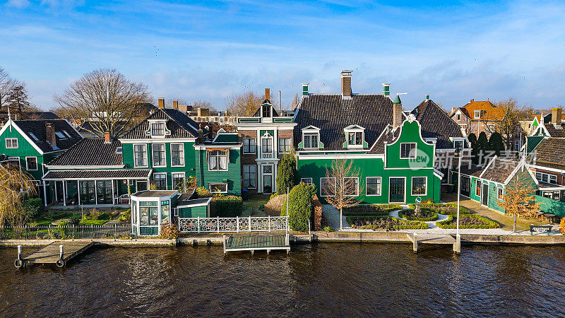水边传统荷兰木屋的鸟瞰图，赞恩斯斯历史建筑的排景，赞戴克赞恩河上传统荷兰房屋的全景图