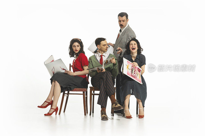 四个人，男人和女人，穿着复古风格的衣服，坐在椅子上读报纸，在白色的背景上有情绪的面孔。