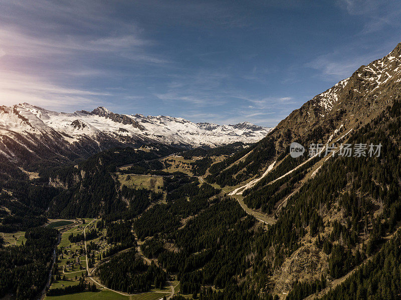 鸟瞰阿尔卑斯山山脉在瑞士格里森州