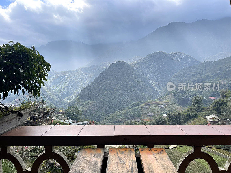 从越南萨帕的高山俯瞰美丽的景色
