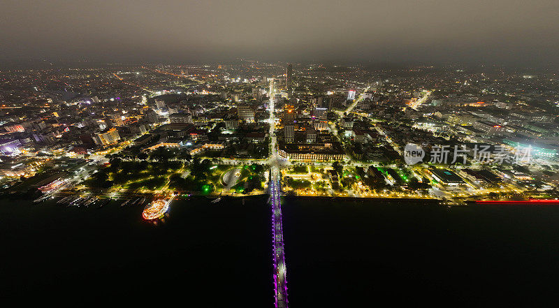 顺化市夜景鸟瞰图，顺化是越南非常著名的旅游胜地