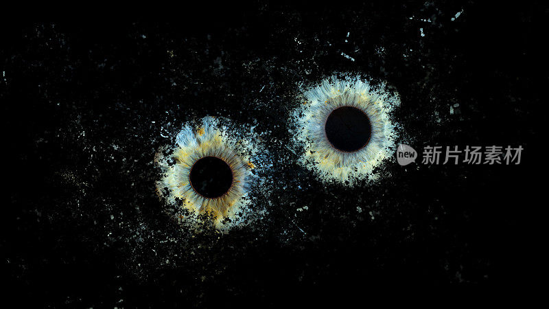 人眼碰撞在黑色背景下的星系爆炸效应。用黄、橙、棕色颜料拍摄的蓝色和绿色虹膜特写。结构性剖析。虹膜的细节。眼睛捕手。