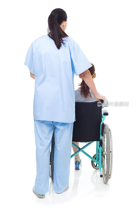 护士推着一个坐轮椅的残疾女孩，摄影棚里