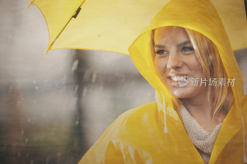 可爱的女孩准备好下雨了!