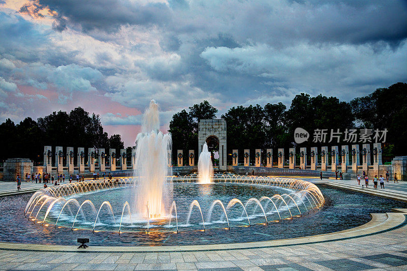日落时分，华盛顿特区的二战纪念碑