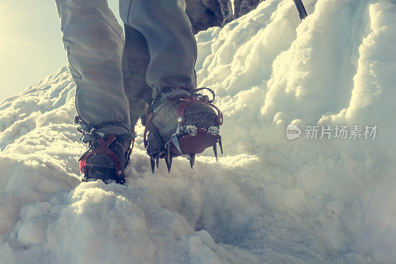 近景远足鞋与冰爪和冰斧。