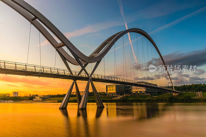 日落时分的无限大桥，英国斯托克顿