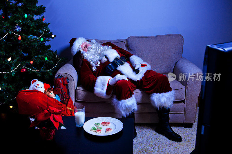 疲惫的圣诞老人正在打盹