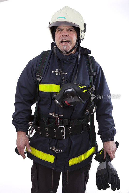 消防员戴着氧气面罩