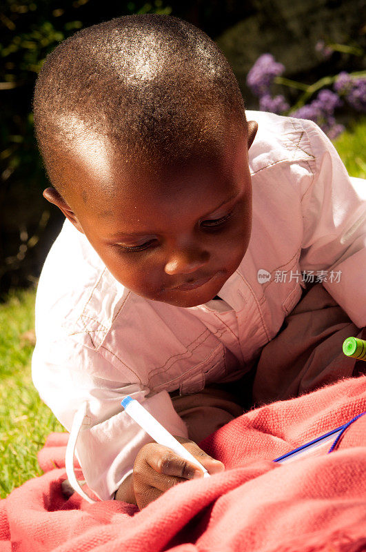 南非小孩在外面玩蜡笔