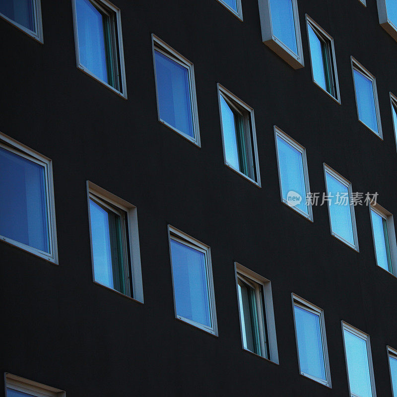 丹麦哥本哈根，港口边新建筑的窗户