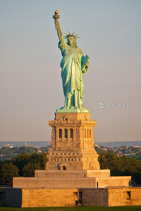 晨光中的自由女神像