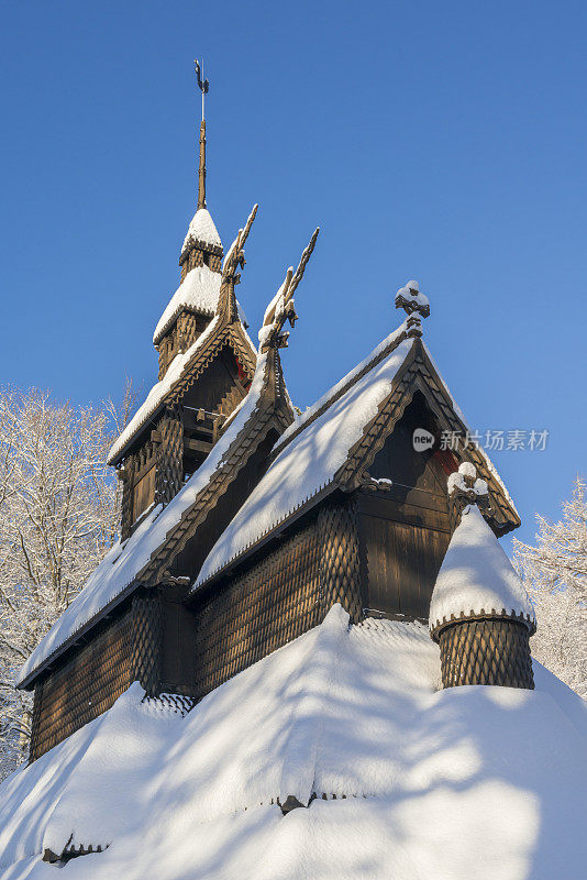 冬天下雪后的凡托夫特破碎教堂