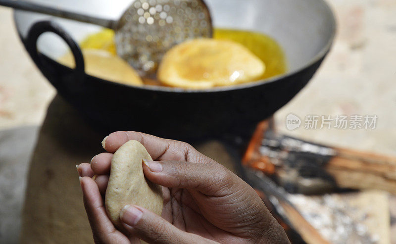 煮锅和Poori(印度菜)