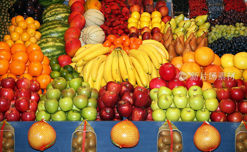 一套新鲜采摘的有机水果在市场摊位