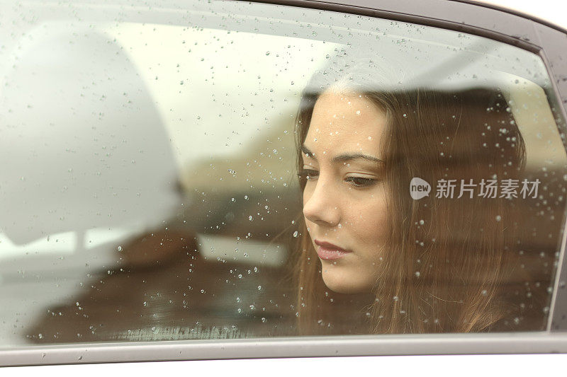 悲伤的女人透过车窗往下看