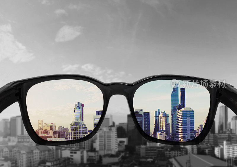 眼镜望向城市，聚焦眼镜镜片