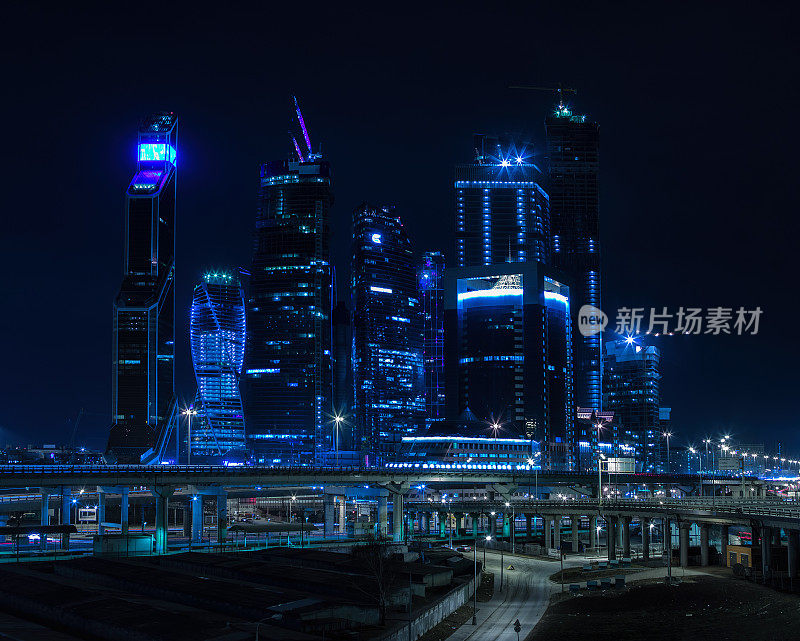 水平鲜艳的蓝色夜莫斯科城市商业中心背景