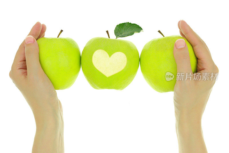 手上有一排青苹果和一颗心