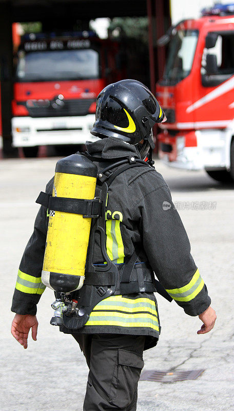 带着黄色氧气瓶和头盔的消防员