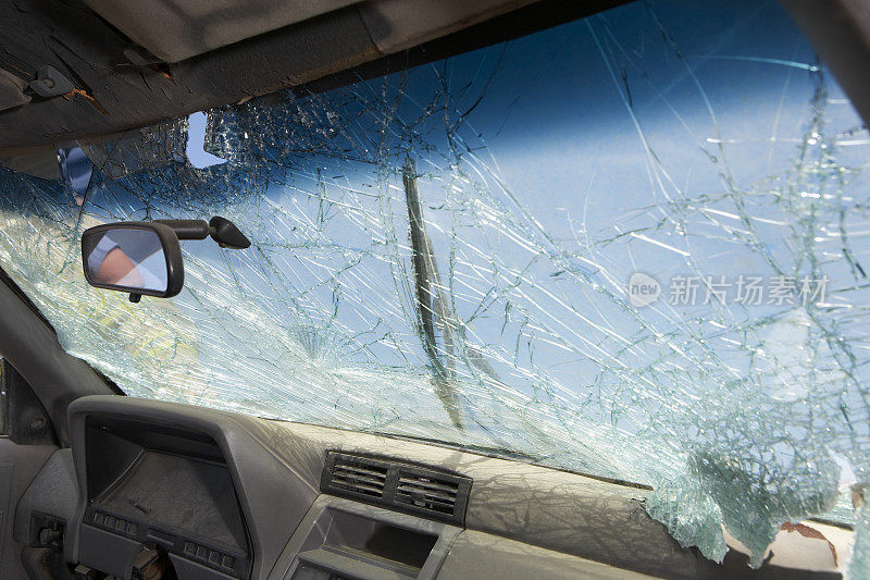 汽车挡风玻璃破损，从车内观察