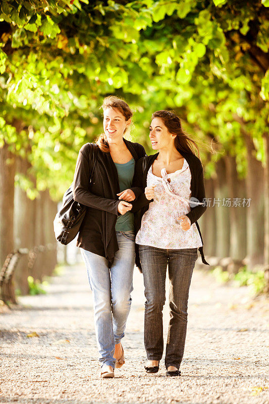 快乐的女性朋友们在公园里散步