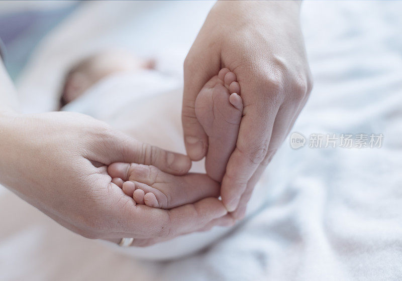 婴儿的脚在妈妈的手里