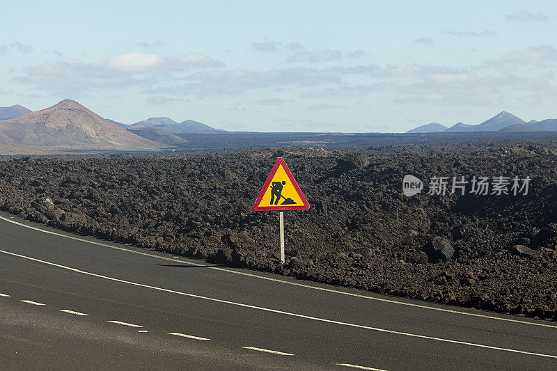 穿过熔岩场的路