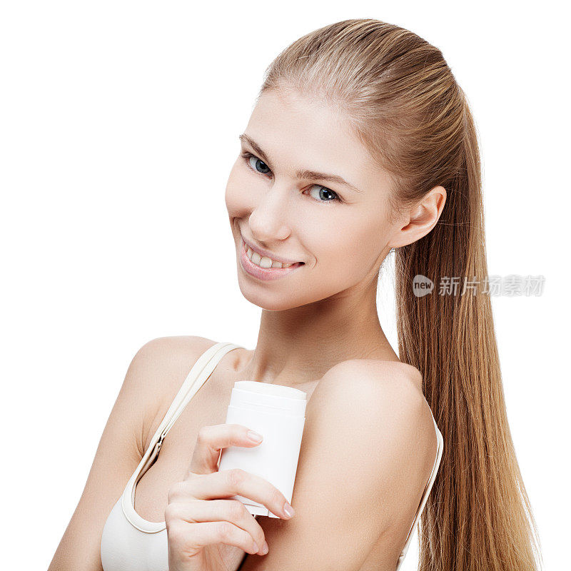 年轻的金发女子使用止汗剂隔离白色