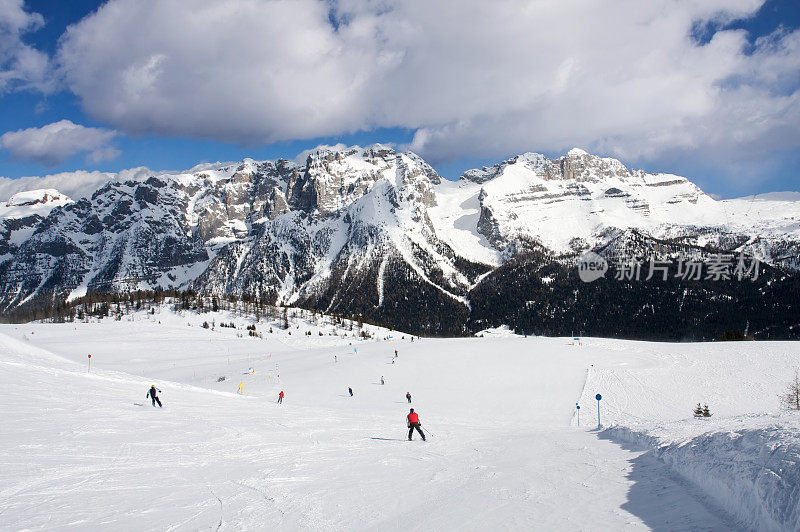 Dolomiti的滑雪者