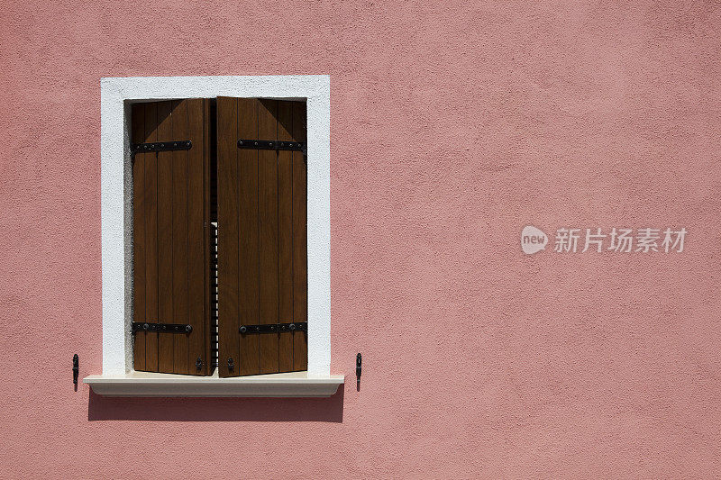 意大利布拉诺岛威尼斯色彩鲜艳的窗户