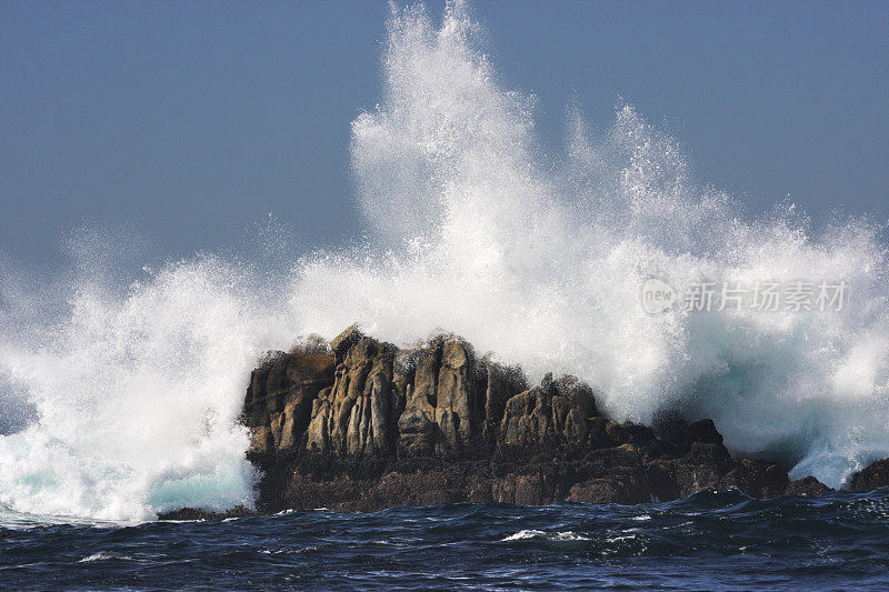 海浪撞击岩石海岸冲浪喷雾