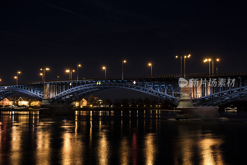 莱茵河上灯火通明的大桥