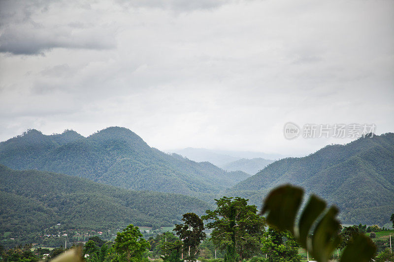 泰国的雨季山谷山脉排