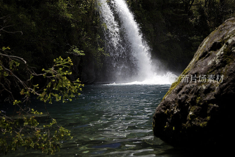 Petrohue瀑布位于智利湖区。