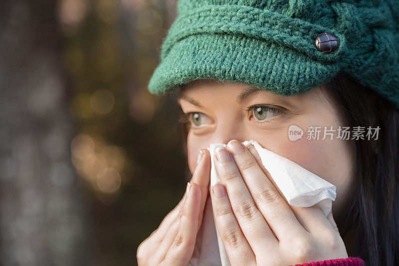 医疗保健:患有流感或过敏的女性外出时打喷嚏。