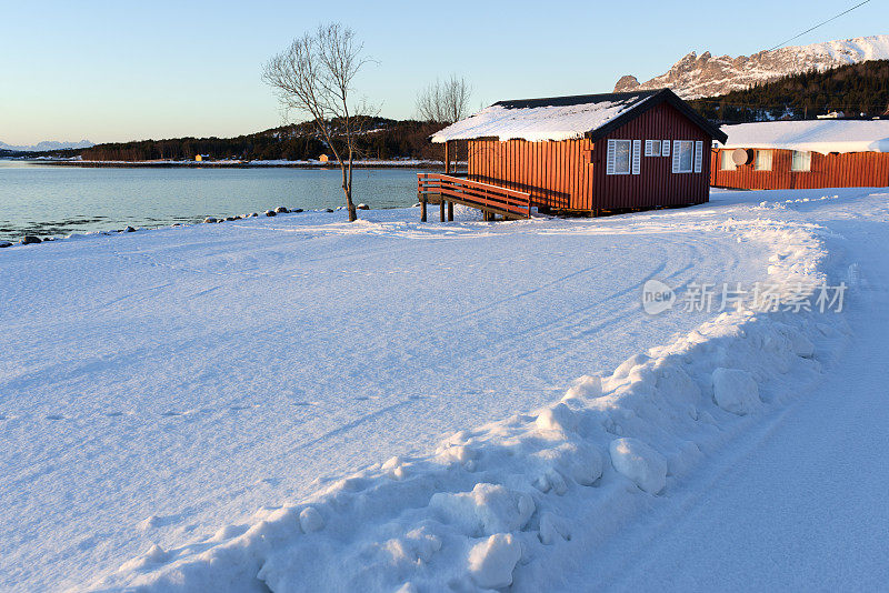 典型的挪威钓鱼小屋(rorbuer)有白桦树和雪