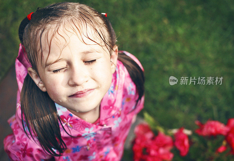 小女孩在享受雨后的阳光。