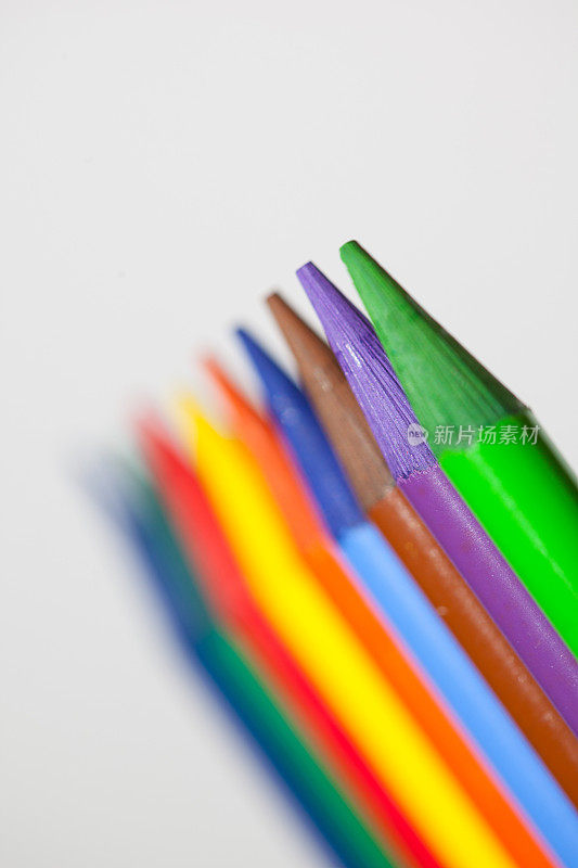 崭新的彩色铅笔排成一排。