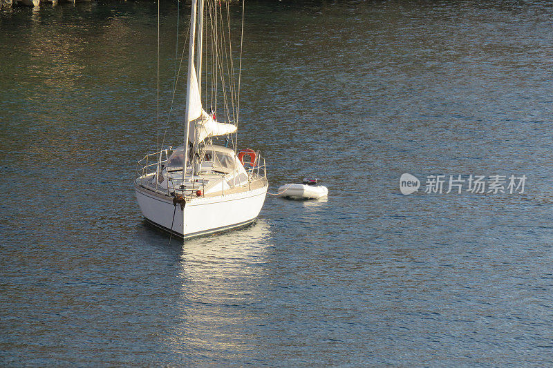 游艇在海上