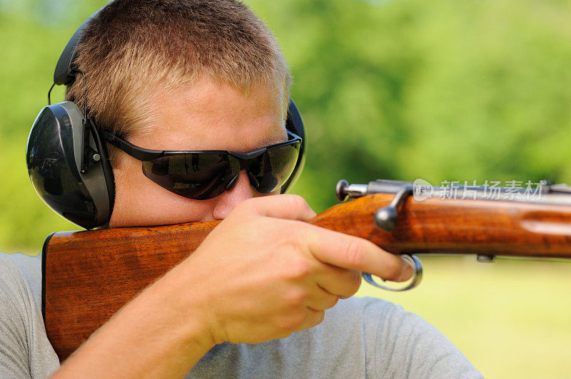 年轻人瞄准古董步枪
