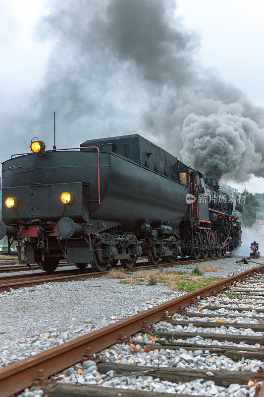 斯洛文尼亚新戈里察的老式蒸汽机车，烟雾