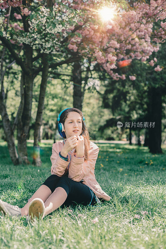 草丛里戴着耳机的少女